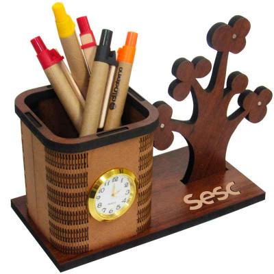 Porta-canetas ecológico em madeira com relógio