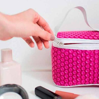 Necessaire para kit feita em plástico bolha rosa com zíper