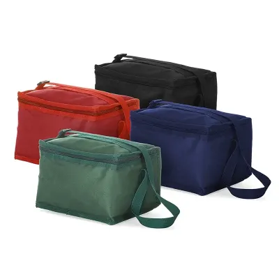 Bolsa térmica de nylon 8 litros com bolso posterior em malha. Acompanha plaquinha metálica.