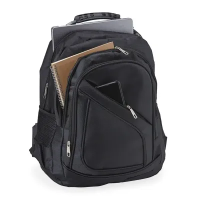 Mochila de nylon 30 litros com quatro compartimentos, sendo o principal com bolso para notebook 15,6. A mochila possui bolsos laterais em malha