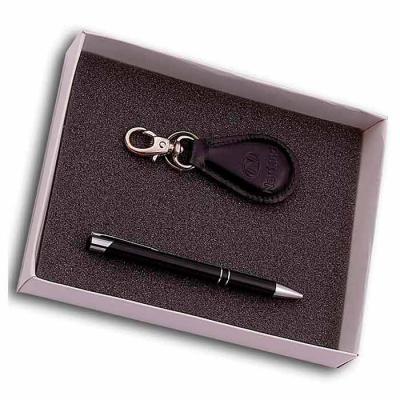 Kit masculino contendo uma caneta em metal e um chaveiro em couro legítimo com mosquetão