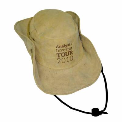 Chapéu Australiano, material: lona 100% algodão, carneira em tecido, cordão roliço sintético preto, com regulador de plástico e botões de pressão metálicos